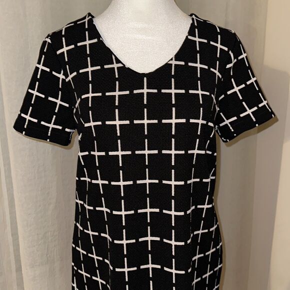 Romeo + Juliet M Black White Cross Print Short Sleeve V-Neck Shift Dress - Picture 5 of 13